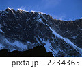 ヌプツェ(7855m)稜線の雪煙　朝のチュクンにて