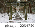雪の中の鳥居