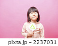 サンカクを出す子供