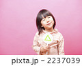 サンカクを出す子供