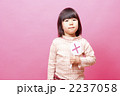 バツを出す子供
