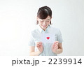ラブレターを持つ女性