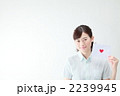 ラブレターを持つ女性