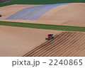 丘を耕すトラクター