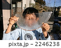 冬の朝、バケツに氷が、あっ透き通ってる。