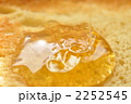 パンに蜂蜜を塗る