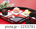 和菓子と赤い背景