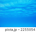 光が反射する波照間島の海中