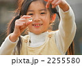 公園で遊ぶ小２の女の子