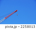 近所の橋梁工事のクレーン