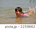 海で泳ぐ女の子