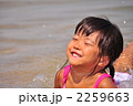 海で泳ぐ女の子