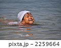 海で泳ぐ女の子