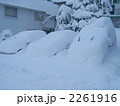 雪に埋もれる乗用車
