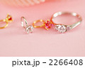 婚約指輪とミニチュアの指輪