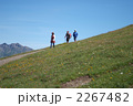 スイスの夏山をトレッキングする