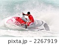 赤いジェットスキーと波しぶき