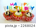 誕生日のデコレーションカップケーキ