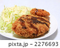 メンチカツのソースがけ