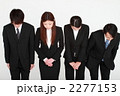 おじぎするビジネスチーム