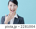 20代の女性（スーツ・ブルーバック）