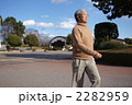 シニア_公園でウォーキング