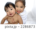 赤ちゃんの面倒を見る女の子