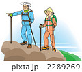 登山するシニア夫婦