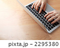 テーブルでノートパソコンを操作する