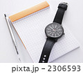 腕時計とメモ帳