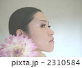 花を持つ女性　モデル：らん