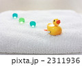 バスタオルの上のアヒルの玩具（バスタイムイメージ）
