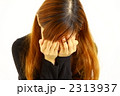 悲しむ女性