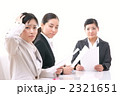 困る新入社員（モデル：中邨由梨亜）