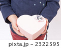 プレゼントを渡す子供（アップ）
