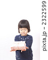 プレゼントを渡す子供
