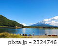 秋晴れの精進湖と富士山