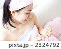 ネイルのお手入れをする女性