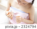 ネイルのお手入れをする女性