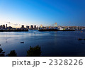 夕暮れ時の東京湾と虹色のレインボーブリッジ