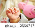 赤ちゃんの手とおもちゃ