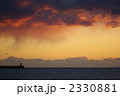 夕日に照らされる乱層雲の尾流雲と葉山港灯台