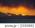 乱層雲の尾流雲がかかる落日の光景