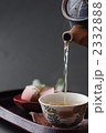 お茶を注ぐ