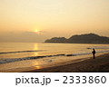 素材ナンバー 2333860 : 「鎌倉材木座の夕日と釣り人」