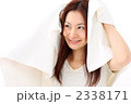 髪を乾かす女性