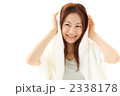 髪を乾かす女性