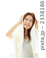 髪を乾かす女性