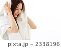 髪を乾かす女性