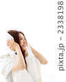髪を乾かす女性